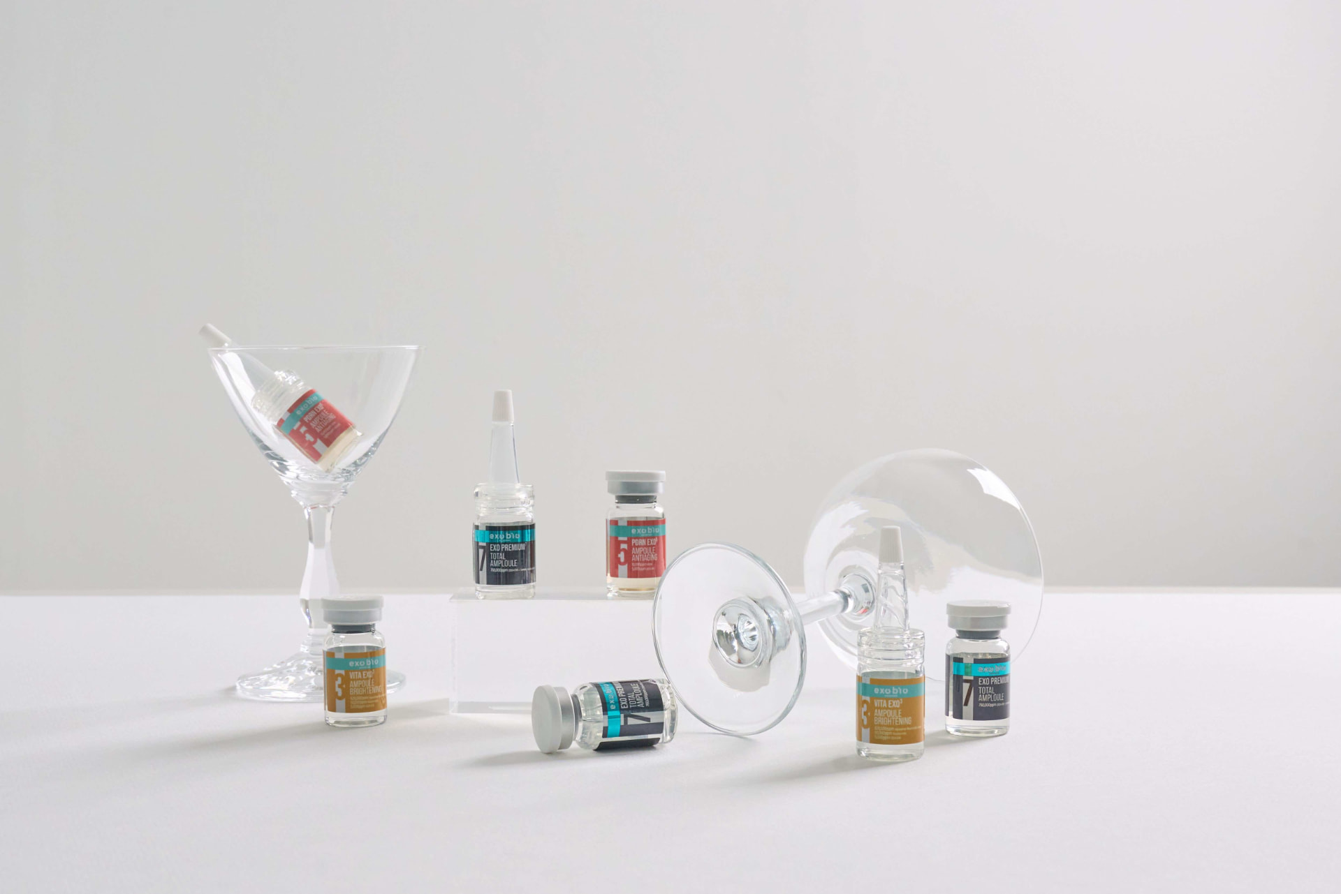 EXOBIO-Ampullen mit Glasobjekten in einer hellen Produktinszenierung