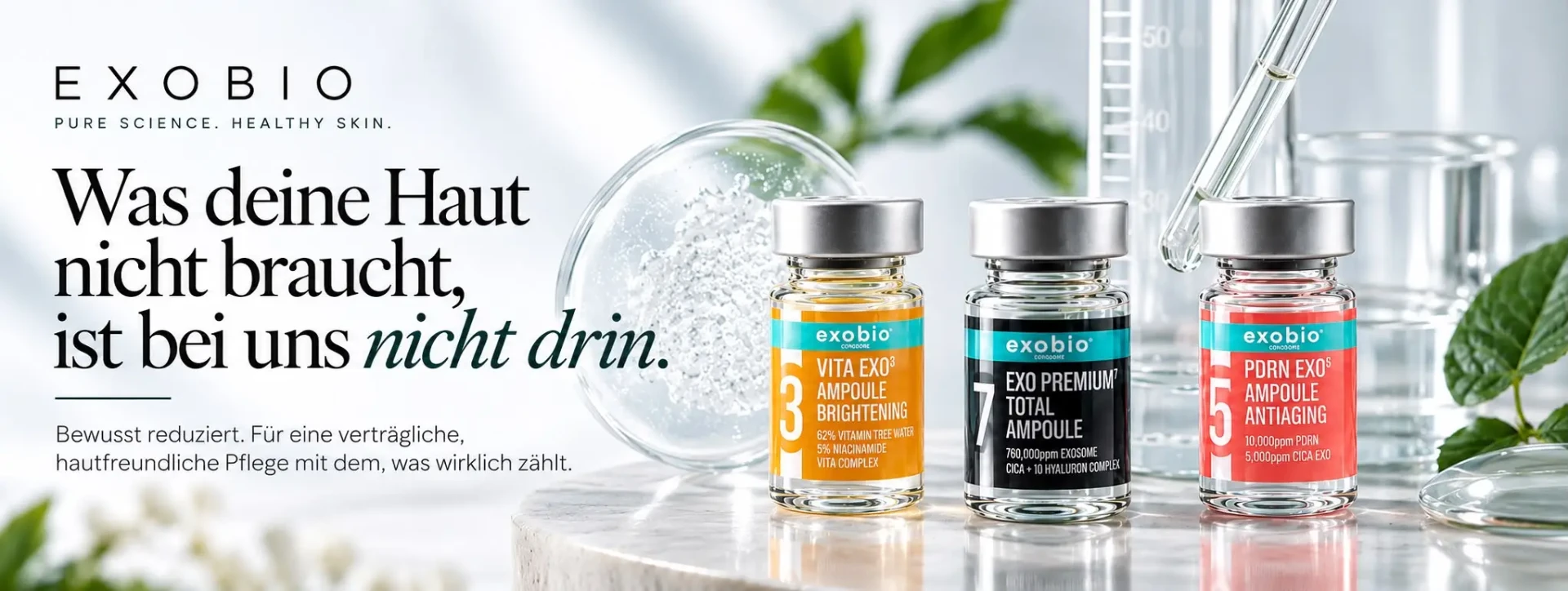 Drei EXOBIO Ampullen – VITA EXO3, EXO Premium 7 und PDRN EXO 5 – neben einem Petrischalen-Objektträger auf hellem Laboruntergrund