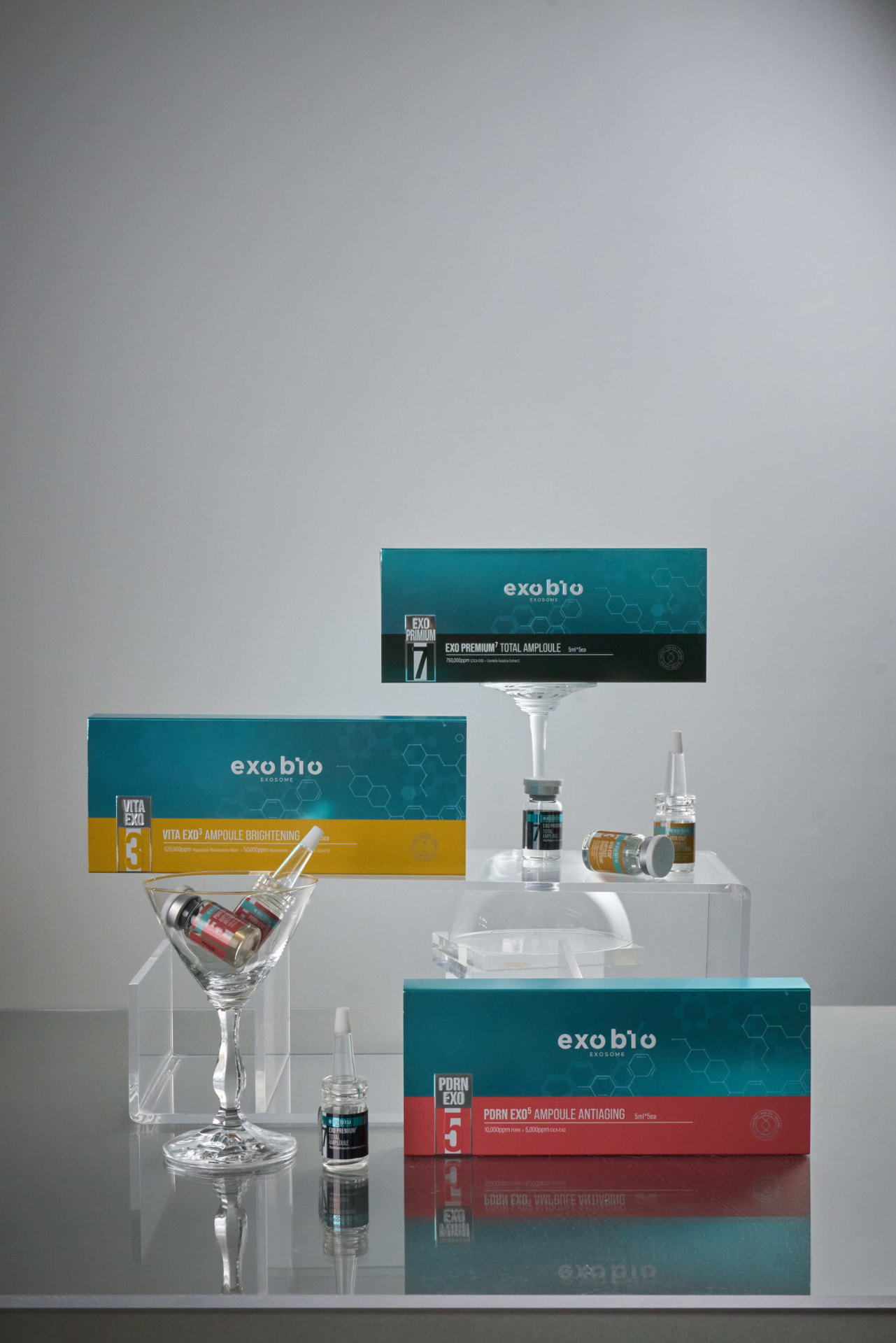 EXOBIO-Produktlinie mit Ampullen und Verpackungen in einer hellen Produktinszenierung